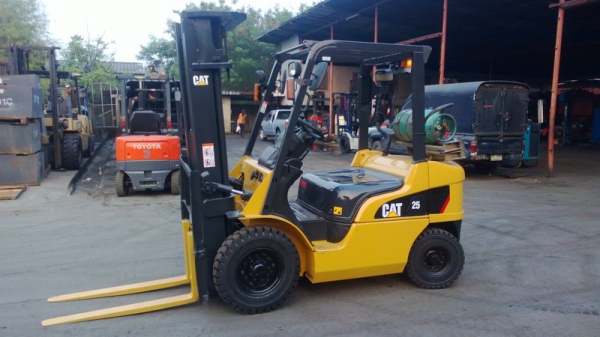 รถยก CATTERPILLAR น้ำหนักยก 2.5 ตัน เสาสูง 5 เมตร เครื่องเบนซินติดแก๊ส เกียร์ออโต้