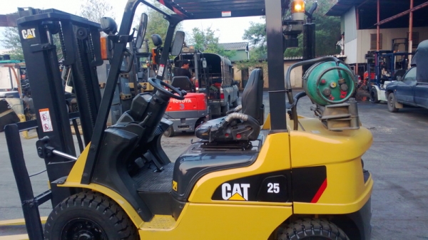 รถยก CATTERPILLAR น้ำหนักยก 2.5 ตัน เสาสูง 3 เมตร เครื่องเบนซินติดแก๊ส เกียร์ออโต้