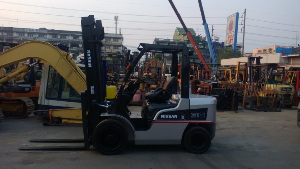 รถยกนิสสันรุ่นใหม่ล่าสุด น้ำหนักยก 3 ตัน ดครื่องดีเซล เกียร์ออโต้ เสาสูง 4 เมตร