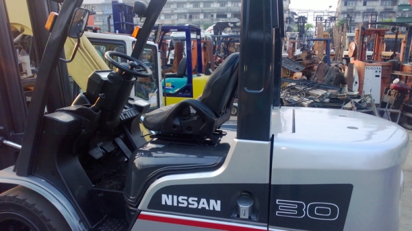 รถยกนิสสันรุ่นใหม่ล่าสุด น้ำหนักยก 3 ตัน ดครื่องดีเซล เกียร์ออโต้ เสาสูง 4 เมตร