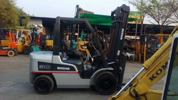 รถยกนิสสันรุ่นใหม่ล่าสุด น้ำหนักยก 3 ตัน ดครื่องดีเซล เกียร์ออโต้ เสาสูง 4 เมตร