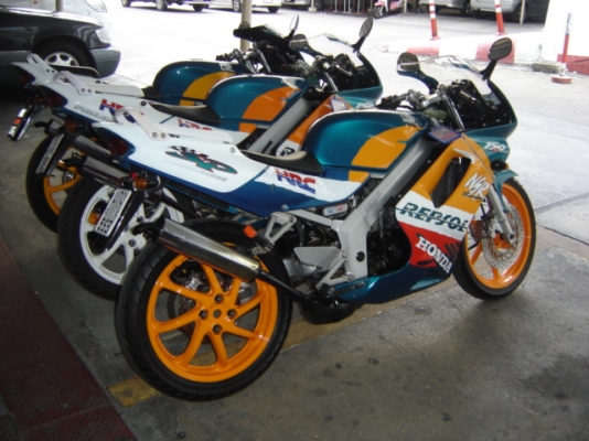 ขายด่วน NSR 150 SP PROARM มี 3 คัน สวยมาก มี 3 ราคา ครับ มี  35,900 มี 1 คัน 39,900 มี 1 คัน ครับ สภาพดี เครื่องดี 100\% ครับ มาลอง ขับดูได้ ครับ ไม่ดีจริง ไม่ต้องซื้อไป ครับ ติดต่อ ฝ่ายขายคุณ เจ โทร. 0808051985 กทม รถ อยู่ที่ ไปรษณีย์ ยานนา