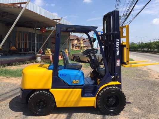ขายด่วนรถยกเครื่องยนต์ดีเซล KOMATSU FD30-12 เครื่องยนต์ ISUZU C240 เกียร์ออโต้ เสาสูง 3 เมตร