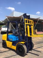 ขายด่วนรถยกเครื่องยนต์ดีเซล KOMATSU FD30-12 เครื่องยนต์ ISUZU C240 เกียร์ออโต้ เสาสูง 3 เมตร