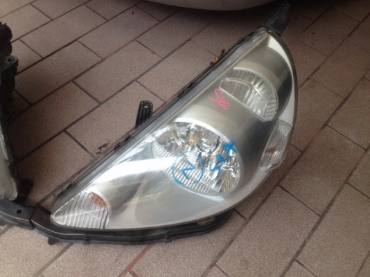 ไฟหน้า HONDA JAZZ GD เป็นไฟซีน่อนเเท้เก่าญีปุ่นสภาพสวยใสไม่ได้ขัดคู่ละ