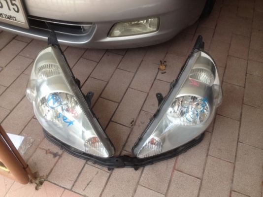 ไฟหน้า HONDA JAZZ GD เป็นไฟซีน่อนเเท้เก่าญีปุ่นสภาพสวยใสไม่ได้ขัดคู่ละ