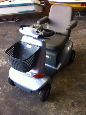 ไฟฟ้าสี่ล้อ Suzuki พร้อมแบตเตอรี่และหม้อแปลงไฟ ไฟฟ้าสี่ล้อ Suzuki พร้อมแบตเตอรี่และหม้อแปลงไฟ