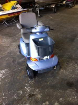 ไฟฟ้าสี่ล้อ Suzuki พร้อมแบตเตอรี่และหม้อแปลงไฟ