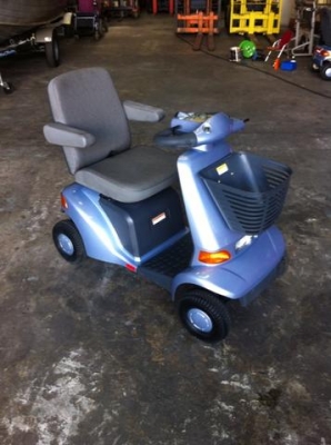 ไฟฟ้าสี่ล้อ Suzuki พร้อมแบตเตอรี่และหม้อแปลงไฟ ไฟฟ้าสี่ล้อ Suzuki พร้อมแบตเตอรี่และหม้อแปลงไฟ