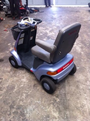 ไฟฟ้าสี่ล้อ Suzuki พร้อมแบตเตอรี่และหม้อแปลงไฟ ไฟฟ้าสี่ล้อ Suzuki พร้อมแบตเตอรี่และหม้อแปลงไฟ