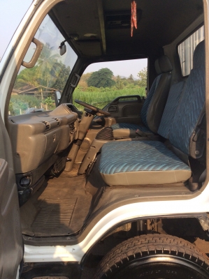 ISUZU 6ล้อ NPR เครื่อง110 แรง  ยาว 4.50ม. เครื่องดี ครัทซีสวย รถไม่ผุ ภาษีไม่ขาด ขาย285,000 บาท ศุภากร 081-1903107 ,081-4252943