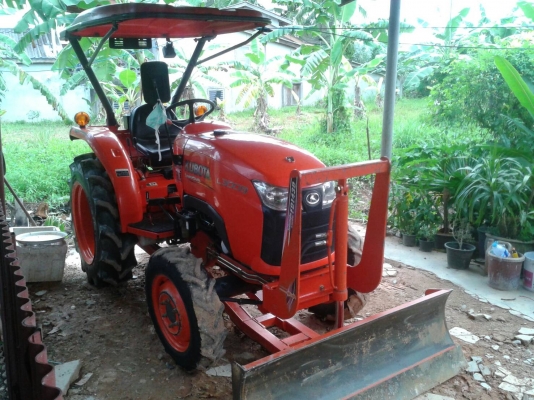 Kubota อุปกรณ์ติดรถมีใบมีดดันหน้าเท่านั้นคะ