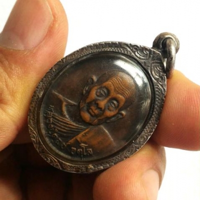 หลวงปู่ดูลย์ อตุโล เหรียญเก่าสวยใช้งานแล้ว เลี่ยมกรอบเงิน ของเก่าของใช้งานแล้ว