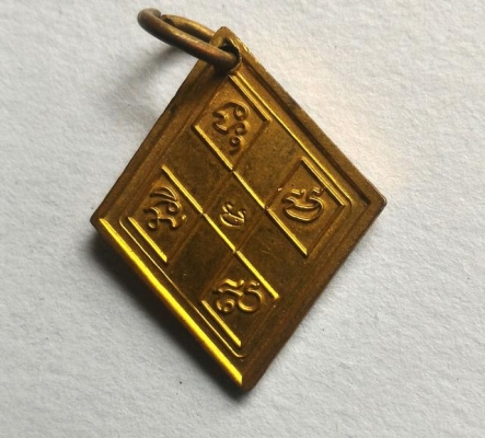 หลวงปู่ทวด ข้าวหลามตัดลงยาเก่าๆ หลังยันต์ ตอกโค๊ด เนื้อทองเหลือง พระแท้พระดี สวยมากครับ