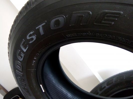 ขายยางบริดสโตน693  265/65R17 ถอดป้ายแดงรีโว่ตัวท็อป ขาย 18,500บ.