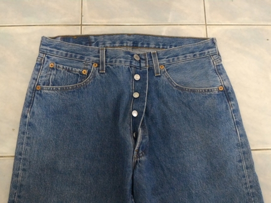 813-ยีนส์Levi's 501 ผ้าทราย ของแท้ มือสอง เอว 35 ยาว 30นิ้วครึ่ง เนื้อทรายสวย ตะเข็บสวย