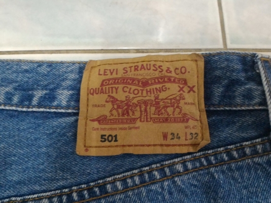 813-ยีนส์Levi's 501 ผ้าทราย ของแท้ มือสอง เอว 35 ยาว 30นิ้วครึ่ง เนื้อทรายสวย ตะเข็บสวย
