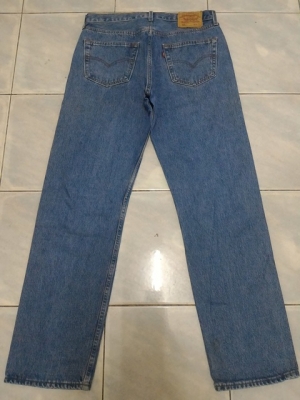 813-ยีนส์Levi's 501 ผ้าทราย ของแท้ มือสอง เอว 35 ยาว 30นิ้วครึ่ง เนื้อทรายสวย ตะเข็บสวย