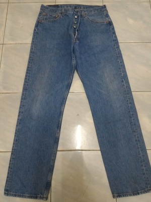 813-ยีนส์Levi's 501 ผ้าทราย ของแท้ มือสอง เอว 35 ยาว 30นิ้วครึ่ง เนื้อทรายสวย ตะเข็บสวย