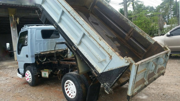 รถอีซูซู 6 ล้อดั้ม NKR 88 แรงม้า. ปี 40.    สนใจติดต่อ  081 - 6079515