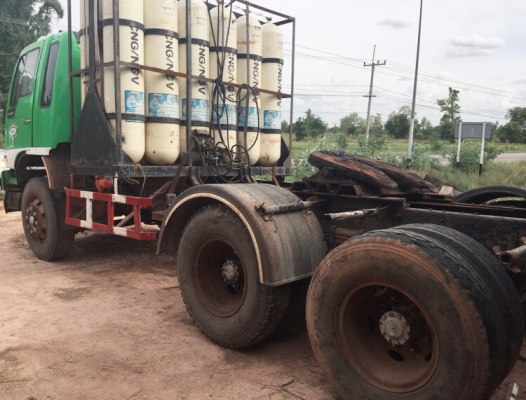 HINO FM 3M 320 HP C6AB รถหัวลากสิบล้อ 2 เพลา ใช้ระบบก๊าซ NGV เครื่องยนต์ฮุนไดลงเล่มครบพร้อมใช้งานได้เลยครับ เครื่องแรงดีไม่มีเยิ้ม ภายในเก๋งคอนโซลครบพร้อม พวงมาลัยเพาเวอร์ ระบบเบรคทริ๊ปฟี้ครบครัน ช่วงล่างแน่นคัชซีไม่แตกบวม ยางสภาพดี 10 เส้นประมาณ 60\% เอกส