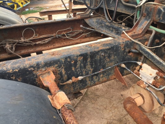 HINO FM 3M 320 HP C6AB รถหัวลากสิบล้อ 2 เพลา ใช้ระบบก๊าซ NGV เครื่องยนต์ฮุนไดลงเล่มครบพร้อมใช้งานได้เลยครับ เครื่องแรงดีไม่มีเยิ้ม ภายในเก๋งคอนโซลครบพร้อม พวงมาลัยเพาเวอร์ ระบบเบรคทริ๊ปฟี้ครบครัน ช่วงล่างแน่นคัชซีไม่แตกบวม ยางสภาพดี 10 เส้นประมาณ 60\% เอกส