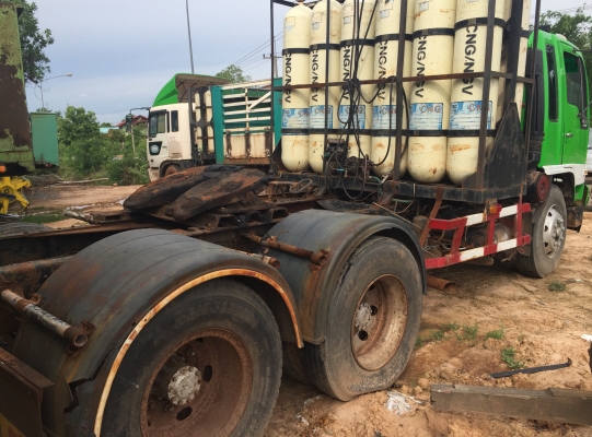 HINO FM 3M 320 HP C6AB รถหัวลากสิบล้อ 2 เพลา ใช้ระบบก๊าซ NGV เครื่องยนต์ฮุนไดลงเล่มครบพร้อมใช้งานได้เลยครับ เครื่องแรงดีไม่มีเยิ้ม ภายในเก๋งคอนโซลครบพร้อม พวงมาลัยเพาเวอร์ ระบบเบรคทริ๊ปฟี้ครบครัน ช่วงล่างแน่นคัชซีไม่แตกบวม ยางสภาพดี 10 เส้นประมาณ 60\% เอกส