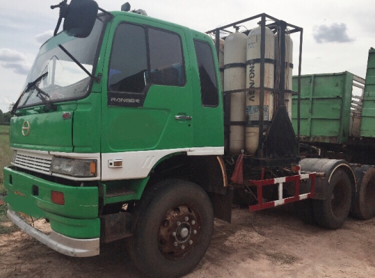 HINO FM 3M 320 HP C6AB รถหัวลากสิบล้อ 2 เพลา ใช้ระบบก๊าซ NGV เครื่องยนต์ฮุนไดลงเล่มครบพร้อมใช้งานได้เลยครับ เครื่องแรงดีไม่มีเยิ้ม ภายในเก๋งคอนโซลครบพร้อม พวงมาลัยเพาเวอร์ ระบบเบรคทริ๊ปฟี้ครบครัน ช่วงล่างแน่นคัชซีไม่แตกบวม ยางสภาพดี 10 เส้นประมาณ 60\% เอกส