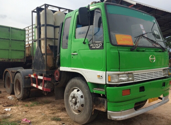 HINO FM 3M 320 HP C6AB รถหัวลากสิบล้อ 2 เพลา ใช้ระบบก๊าซ NGV เครื่องยนต์ฮุนไดลงเล่มครบพร้อมใช้งานได้เลยครับ เครื่องแรงดีไม่มีเยิ้ม ภายในเก๋งคอนโซลครบพร้อม พวงมาลัยเพาเวอร์ ระบบเบรคทริ๊ปฟี้ครบครัน ช่วงล่างแน่นคัชซีไม่แตกบวม ยางสภาพดี 10 เส้นประมาณ 60\% เอกส