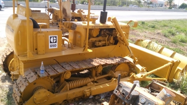ขายรถแทรกเตอร์ CAT-D-5 D ตีนไก่ ช่วงล่างเช็คใหม่หมดพร้อมใช้เหมาะสำหรับดันลุกรังราคาไม่แพง