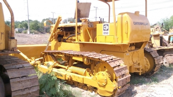 ขายรถแทรกเตอร์ CAT-D-5 D ตีนไก่ ช่วงล่างเช็คใหม่หมดพร้อมใช้เหมาะสำหรับดันลุกรังราคาไม่แพง