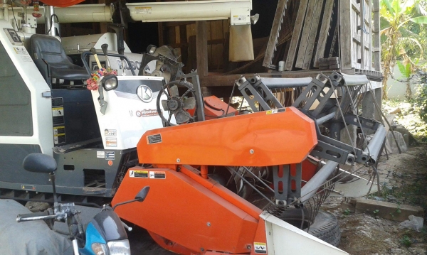 ขายรถเกี่ยวข้าวคูโบต้า DC 68 g  ปี 54  ถูกสุดๆ  งดต่อรอง  250,000 บาท