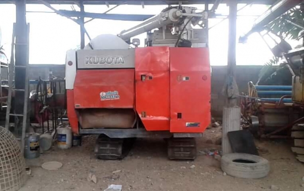 ขายรถเกี่ยวข้าวคูโบต้า DC 68 g  ปี 54  ถูกสุดๆ  งดต่อรอง  250,000 บาท