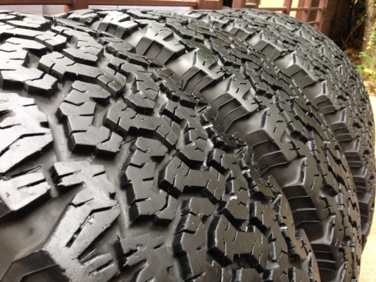 ยาง All BF Goodrich 285 65 18 ปลายปี12 ดอกเต็มติดหนวดใช้งานน้อย ราคาไม่แพง