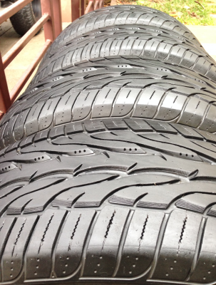 ยาง Toyo 275 55 20 ปลายปี12 ดอกเต็ม ใช้งานน้อย ราคาไม่แพง