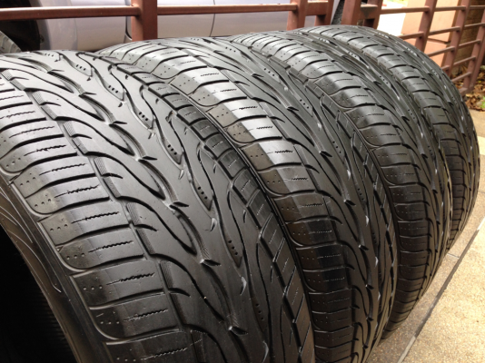 ยาง Toyo 275 55 20 ปลายปี12 ดอกเต็ม ใช้งานน้อย ราคาไม่แพง