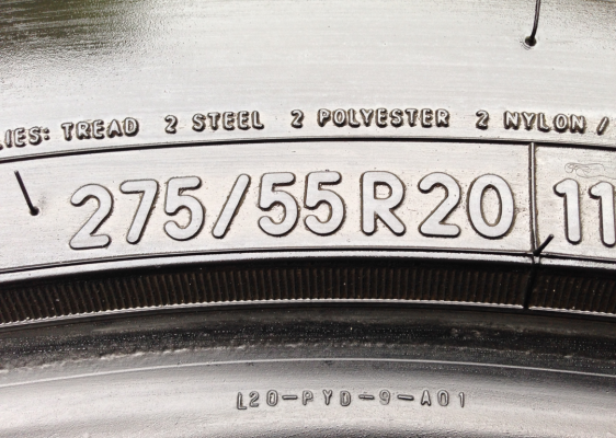 ยาง Toyo 275 55 20 ปลายปี12 ดอกเต็ม ใช้งานน้อย ราคาไม่แพง