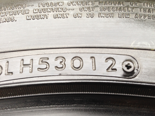 ยาง Toyo 275 55 20 ปลายปี12 ดอกเต็ม ใช้งานน้อย ราคาไม่แพง