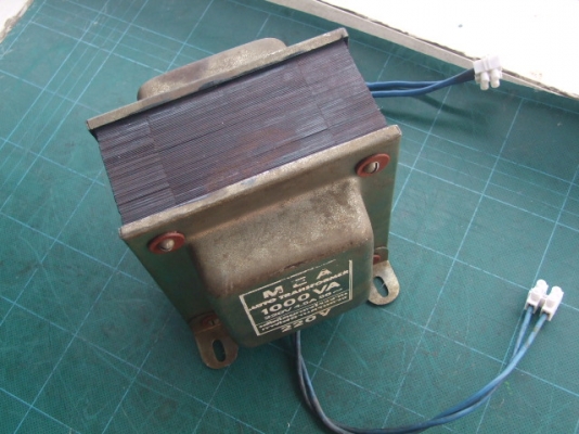 หม้อแปลงไฟจาก 220v ==> 110v  ขนาด 1000VA ของการไฟฟ้านครหลวงครับ