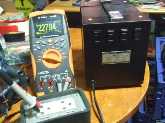 หม้อแปลงไฟจาก 220v ==> 110v  ขนาด 1000VA ของการไฟฟ้านครหลวงครับ