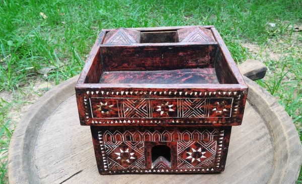 พานหมากโบราณ แบบสี่เหลี่ยม ลงรักแดงดำ งานแกะสลักมือ แกะลวดลาย อิสานใต้แท้ มีชิ้นเดียวในโลก