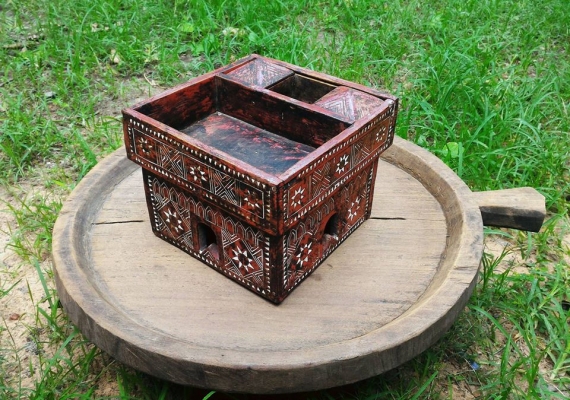 พานหมากโบราณ แบบสี่เหลี่ยม ลงรักแดงดำ งานแกะสลักมือ แกะลวดลาย อิสานใต้แท้ มีชิ้นเดียวในโลก
