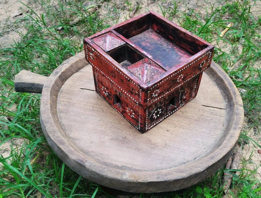 พานหมากโบราณ แบบสี่เหลี่ยม ลงรักแดงดำ งานแกะสลักมือ แกะลวดลาย อิสานใต้แท้ มีชิ้นเดียวในโลก