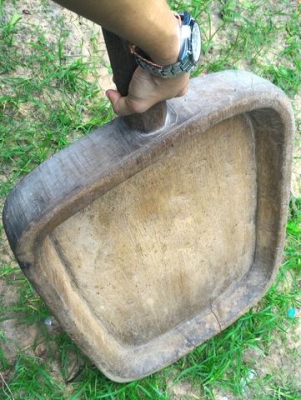 กระโบมโบราณตัวใหญ่ T01 งานแกะสลักมือ ใช้ส่ายข้าวเหนียวน้ำหนักมาก งานไม้อิสานใต้แท้ มีชิ้นเดียวในโลก