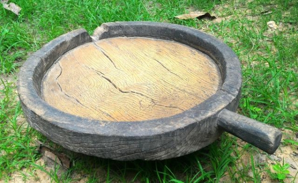 กระโบมโบราณตัวใหญ่ T02 งานแกะสลักมือ ใช้ส่ายข้าวเหนียว น้ำหนักมาก งานไม้อิสานใต้แท้ มีชิ้นเดียวในโลก