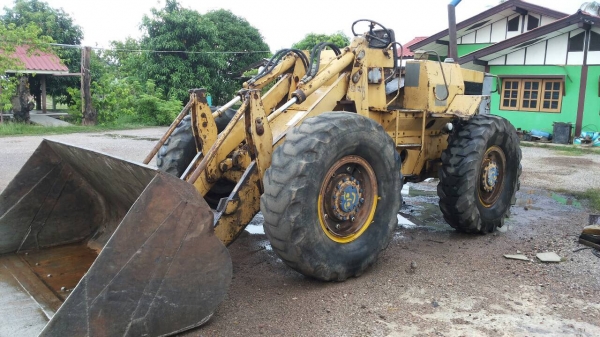 รถตักล้อยาง 910 - กรองเดียว 40Y - รถพร้อมใช้ แต่ - รถเบรกไม่อยู่ ต้องทำ - เก็บเบรกนิดหน่อย