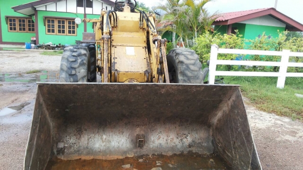 รถตักล้อยาง 910 - กรองเดียว 40Y - รถพร้อมใช้ แต่ - รถเบรกไม่อยู่ ต้องทำ - เก็บเบรกนิดหน่อย