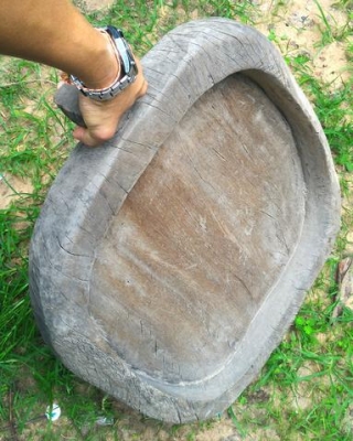 กระโบมโบราณตัวใหญ่ T03 งานแกะสลักมือ ใช้ส่ายข้าวเหนียว น้ำหนักมาก งานไม้อิสานใต้แท้ มีชิ้นเดียวในโลก