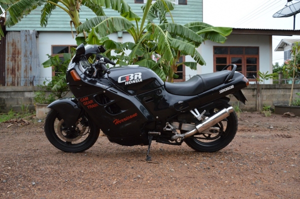 cbr750herricane ทะเบียนแท้ 59,000