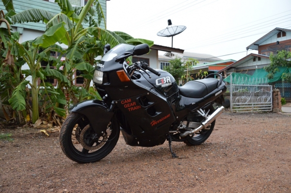 cbr750herricane ทะเบียนแท้ 59,000